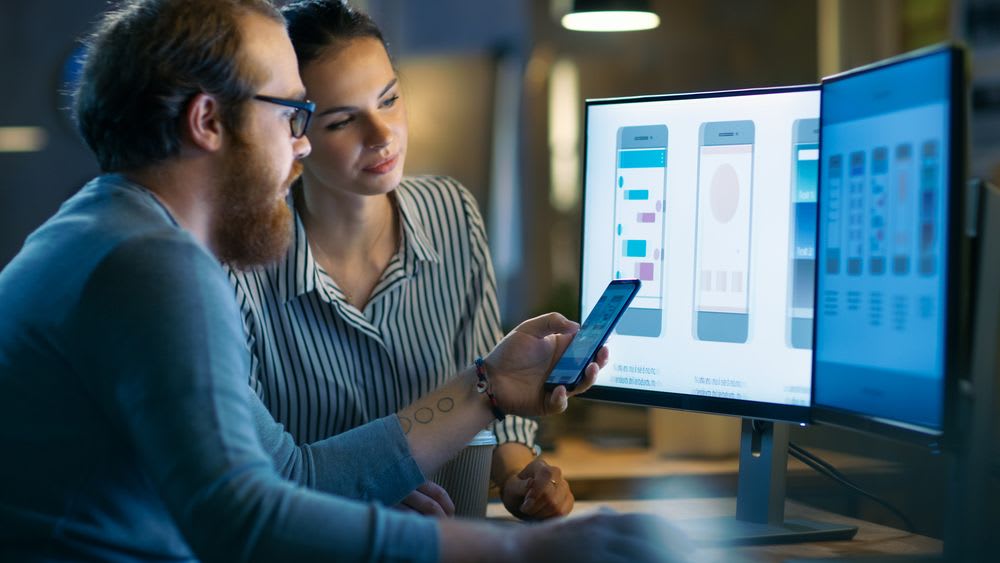 Profesionales diseñando layaouts
